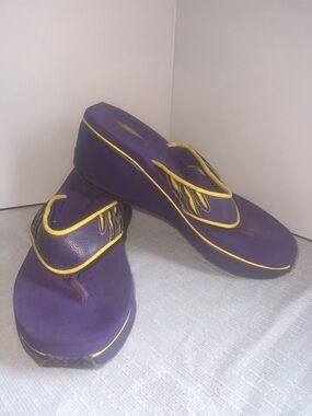 Volatile Sz 9 Purple/Yellow Flip Flop Patent Leather Wedge Heel Sandals LSU
